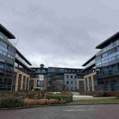 Modern 1 Bed Apt Near Ascot- with parking Hotel Exterior