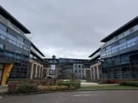 Modern 1 Bed Apt Near Ascot- with parking 브랙넬 호텔
