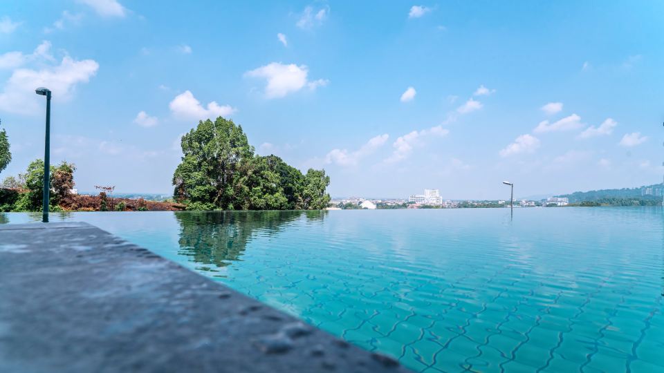 Lotus Lake Sanctuary Homestay Netflix / 1 Carpark