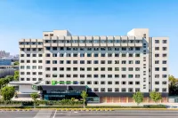 Holiday Inn Express Shanghai Changyang Road by IHG Hotels near Libin Electric Technician College Donggong Branch