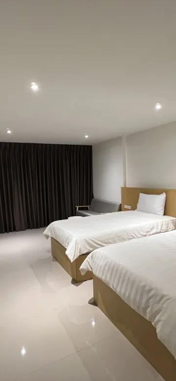 ห้องดีลักซ์ เตียงแฝด พร้อมระเบียง