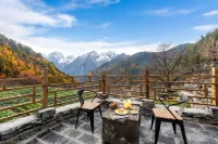 Lixian  Hidden Wonderland · Snow Mountain Luxury Resort Manor - Hot Tub