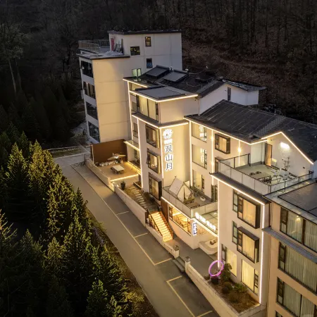 Floral Hotel·Luanchuan Guanshan Moon Homestay (Laojunshan Zhongling Cableway Store)