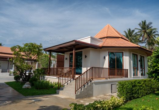Natural Beach Resort의 평화로운 테라스