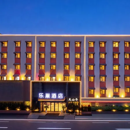 Lechao Hotel (Shengda University Zhongyuan Institute of Technology) Отели рядом с достопримечательностью «Ван Император Цинь Цинь»