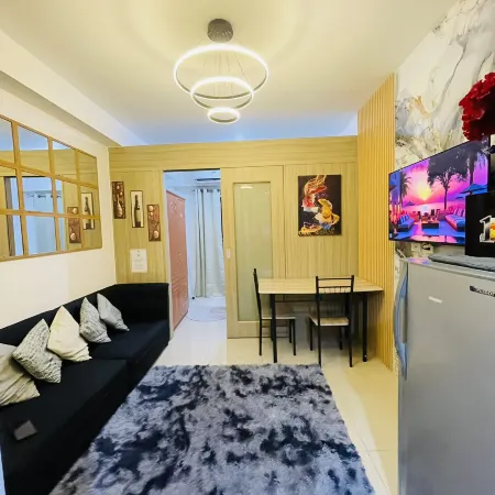 1BR Condo Unit with Balcony 15th Flr | Pool View near MOA