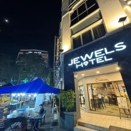 Jewels Hotel Отели рядом с достопримечательностью «Военный музей»