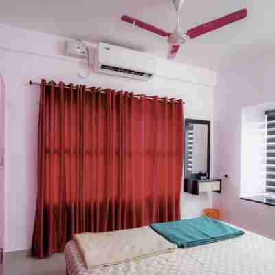 2 BHK Furnished Flat - 200 m to Guruvayur Temple - For FAMILIES ONLY Rooms