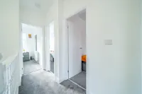 4BR 3BA Wigan Home | Long Stays Welcome - ที่มีที่จอดรถ