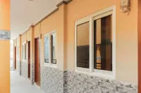 RedDoorz Plus Near Palembang Square Mall - Pensions