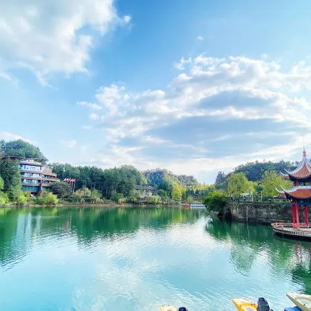 Howard Johnson Lake Serenity Hot Springs Hotel Neijiang
