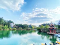 Howard Johnson Lake Serenity Hot Springs Hotel Neijiang - วิวภูเขา