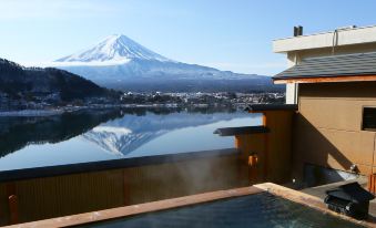 The balcony offers a scenic view of mountains and water, including an artificial mountain range at Fuji Ginkei