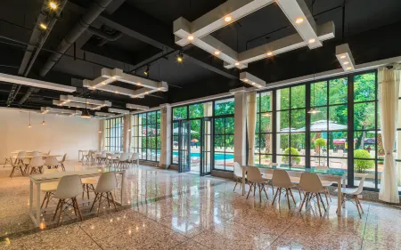 Yueshan Yushui Holiday Homestay (Yangshuo Yulonghe Tourism Resort Xiayu Wharf Branch) Отели рядом с достопримечательностью «Yulong Bridge»