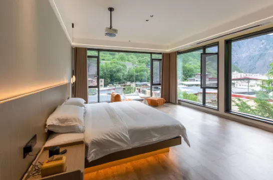 Lixian Mountain Lodge Folk Hotel