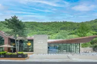 Cenxi Resort Отели рядом с достопримечательностью «Острие дубовых деревьев»