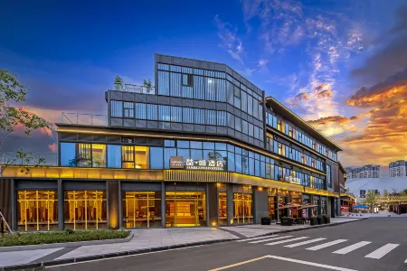 James Joyce Coffetel (Neijiang Wuyue Plaza) Отели рядом с достопримечательностью «Zhang Daqian Memorial Hall»