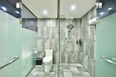 Lanxi Hotel (Yanji Yanbian University Department Store) Отели рядом с достопримечательностью «College Town Wanghong Wall»