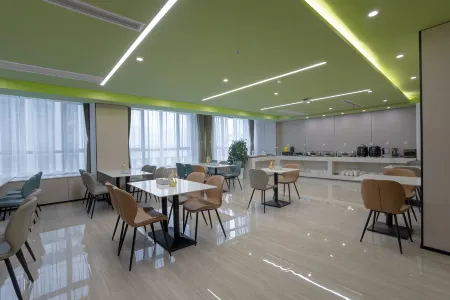 GreenTree Inn (Zhangjiagang Guotai Middle Road Jintian Plaza) Отели рядом с достопримечательностью «Zhangjiagang Campus， the City Vocational College of Jiangsu (Binjiang Avenue)»