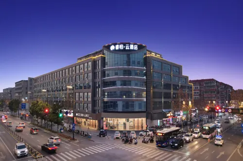 Home Inn Baiyun Hotel (Nantong Luohe Scenic Area Wenfeng Square) - 3-Star