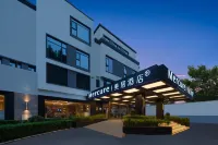 Mercure Xi'an Stadium Hotel Hotels near Small Wild Goose Pagoda Heritage Park