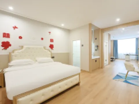 Home Cloud Four Seasons Hotel (Dunhua Chang'an Road Food Street Branch) Hotels near Zhengjue Temple