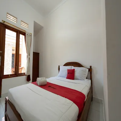 RedDoorz near Buleleng Harbour 2 Hotels near Buleleng Agro III DEMPLOT MANGGA