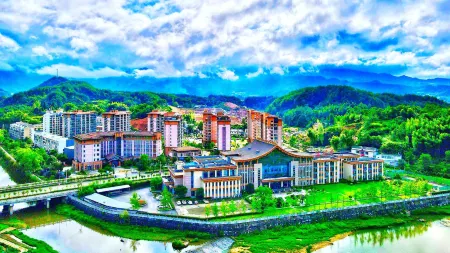 Dongfang Tianyuewan Hot Spring Apartment Отели рядом с достопримечательностью «Dabie Mountain Azalea Ecological Cultural Grand View Garden»