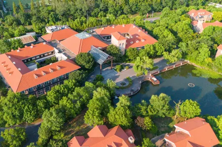Floral Lux Hotel·Chongming Forest Resort Hotel Отели рядом с достопримечательностью «Xisha Wetland»