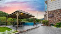 Mengxian Riverside · 270° view of the mountain view of Tangquan Resort and Accommodation