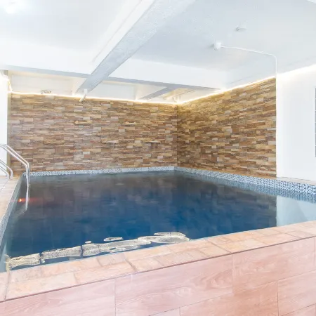 RedDoorz Plus near Tambo Paranaque Отели рядом с достопримечательностью «Arista Place»