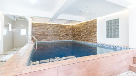 RedDoorz Plus near Tambo Paranaque Отели рядом с достопримечательностью «Нешнел Шрайн оф Ауэр Мотер оф Перпечуал Хелп»