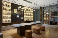Yasfeir Hotel (Wuzhou South High-speed Railway Station, Canghai Lake, Fozidian Branch) - parking
