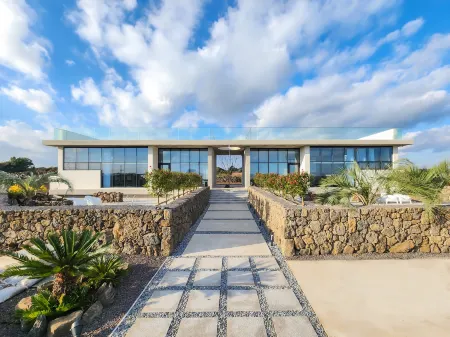 Window Lounge_poolvilla Отели рядом с достопримечательностью «Yongcheondonggul Cave»