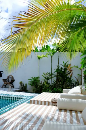 Yun Zhi Shang Hotel (Zero Villa Tapae Chiang Mai) Отели рядом с достопримечательностью «Ват Пратхат Дой Сутхеп»