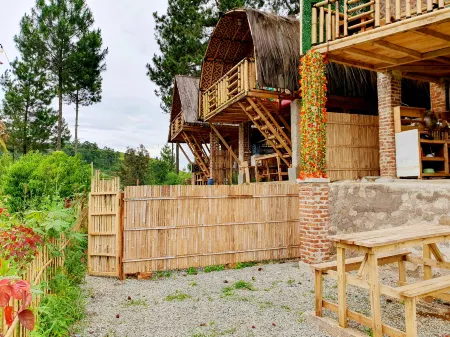 Ciwidey Jungle Camp & Villa Отели в г. Pasirjambu