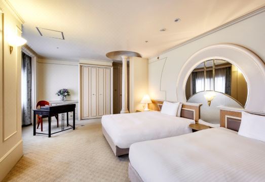 4. 로열 파인즈 호..