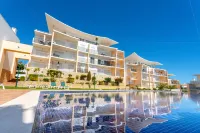 BnB Homes Eco Apartment with Terrace, 2 Swimming pools & Tennis court - Sea View