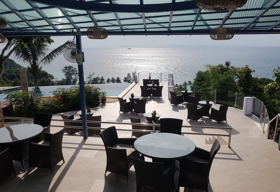 [선셋 힐 리조트의 풀사이드 바]