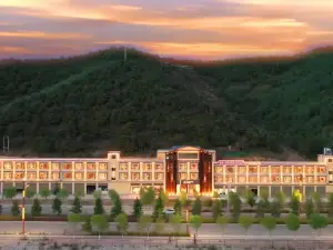 Elong Hotel (Shangri-La Dukezong Ancient City Railway Station)