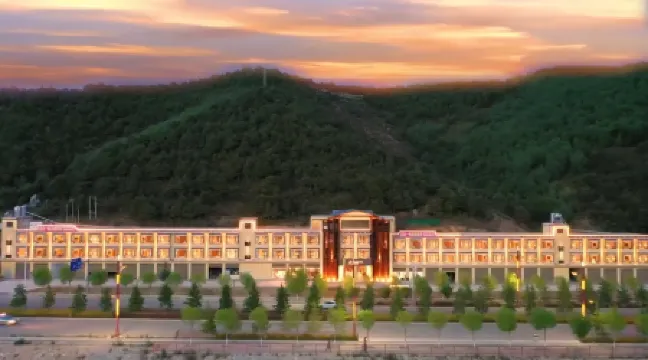 Elong Hotel (Shangri-La Dukezong Ancient City Railway Station)