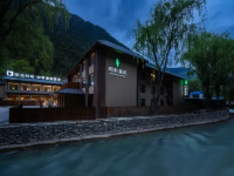 Rezen Retreat · Four Seasons Manju Hotel (Jiuzhaigou Tourist Center) Hotels in Jiuzhaigou