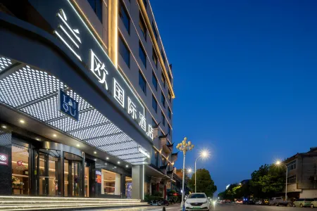 LANOU INTERNATIONAL Hotel (Nanyang Zhenping) Отели в г. Чженьпин