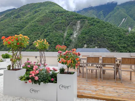 Wen Ruo Gongga No.1 Scenic Courtyard Отели рядом с достопримечательностью «Moxi Ancient Town»