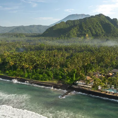 Nirwana Beach & Resort Отели рядом с достопримечательностью «Пляж Блю Лагун»