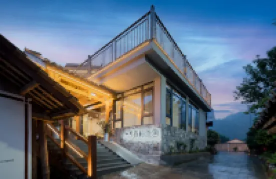 Plum-Spring  Elegant  Lodge