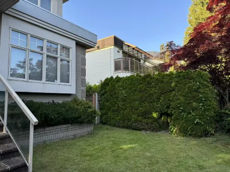 Sunward Coast · Westside Homestay Отели рядом с достопримечательностью «Дэвид Томпсон Секондари Скул»