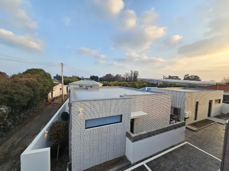 Yuyuhi Private Pool Villa Отели рядом с достопримечательностью «Aewol Coast Road»