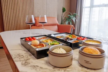 LongChen Huasu Yunbo  Hotel (Daqing East Railway Station) Отели рядом с достопримечательностью «Daqing Times Square»