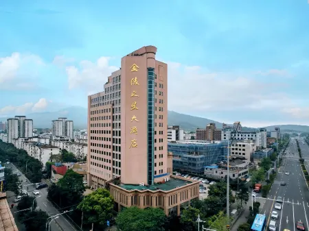 Jinling Star Hotel Отели рядом с достопримечательностью «Xuanwu Lake Scenic Area»